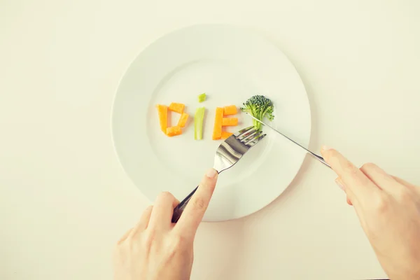 Primer plano de las manos de la mujer comer verduras — Foto de Stock