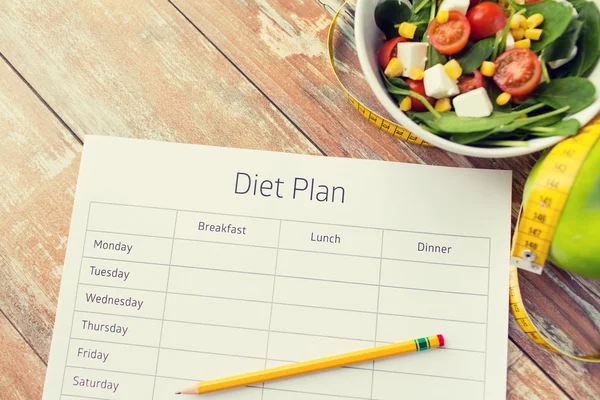 Menutup rencana diet dan makanan di atas meja — Stok Foto