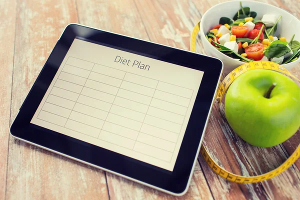Κοντινό πλάνο σχέδιο διατροφής σε tablet pc και τρόφιμα — Φωτογραφία Αρχείου