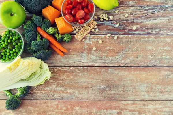 Närbild på mogen grönsaker på träbord — Stockfoto