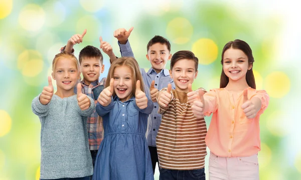 Niños felices mostrando pulgares hacia arriba — Foto de Stock