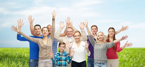 Grupp av leende människor viftande händer — Stockfoto
