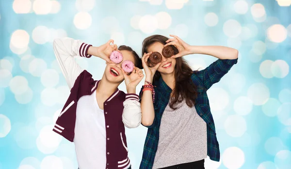 Happy pretty teenage girls with donuts having fun — Stock Photo, Image