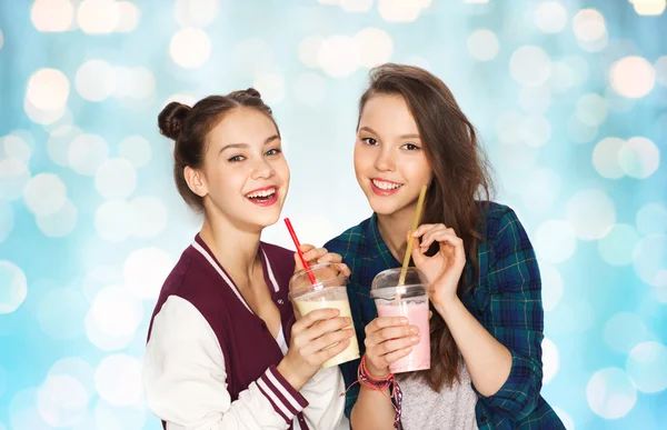 Happy pretty teenage girls drinking milk shakes — Stock Photo, Image