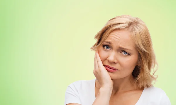 Donna infelice che soffre di mal di denti — Foto Stock