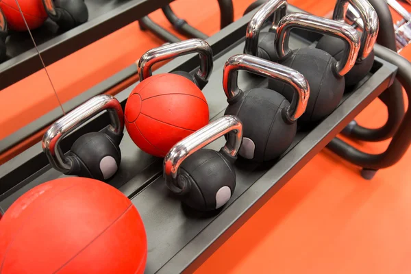 Primer plano de kettlebells y balón de medicina en el gimnasio — Foto de Stock