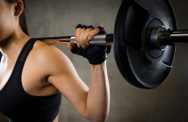 Close up de mulher com barbell no ginásio — Fotografia de Stock