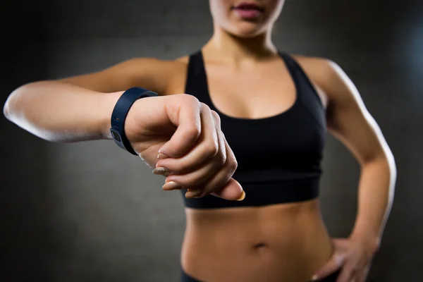 Kobieta z tętna zegarek w siłowni — Zdjęcie stockowe