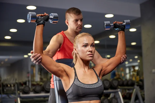 Bărbat și femeie cu gantere în sala de gimnastică — Fotografie, imagine de stoc