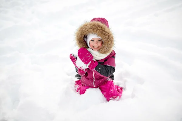 F niño o niña feliz con nieve en invierno — Foto de Stock