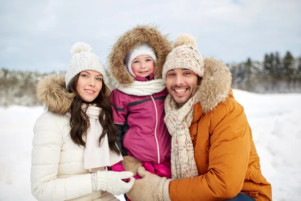 Boldog család-gyermek-téli ruhák szabadban — Stock Fotó