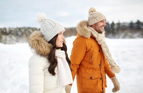 Glückliches Paar geht über winterlichen Hintergrund — Stockfoto