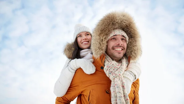 Gelukkige paar plezier over de achtergrond van de winter — Stockfoto