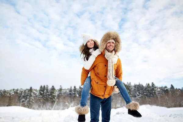 Casal feliz se divertindo sobre fundo de inverno — Fotografia de Stock