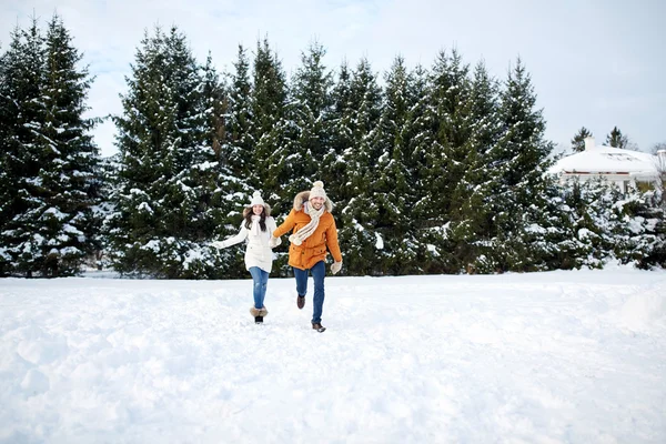 Couple heureux courant dans la neige d'hiver — Photo