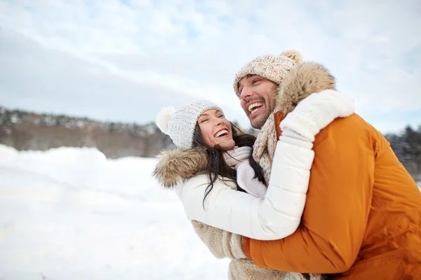 Happy couple hugging outdoors in winter — Stockfoto
