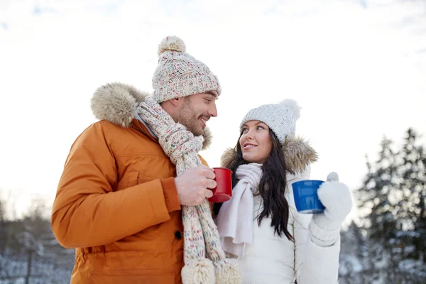 Boldog pár a teáscsészét, mint téli táj — Stock Fotó