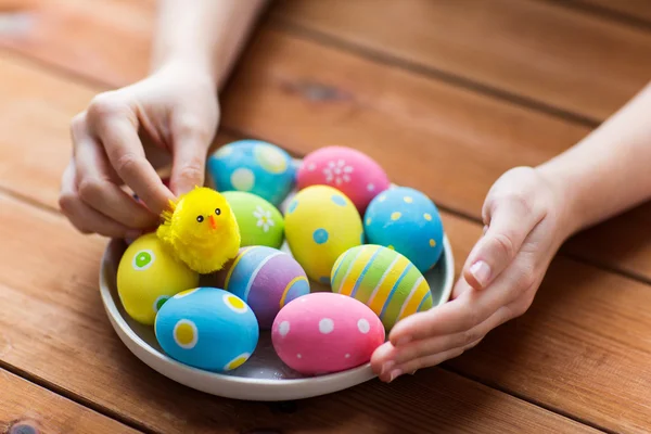 Close up of woman hands with colored easter eggs — Stock Photo, Image