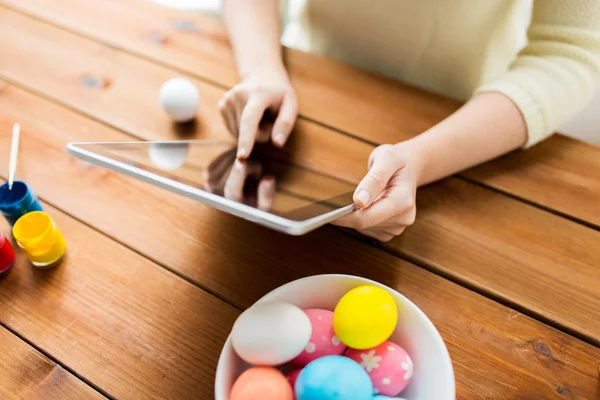 Close up of woman with tablet pc and easter eggs — Stock Photo, Image
