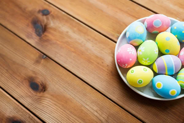 Gros plan des oeufs de Pâques colorés sur la plaque — Photo