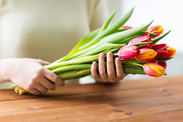 Gros plan de la femme tenant des fleurs de tulipes — Photo