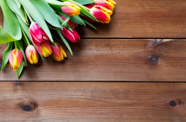 Nahaufnahme von Tulpenblumen auf Holztisch — Stockfoto