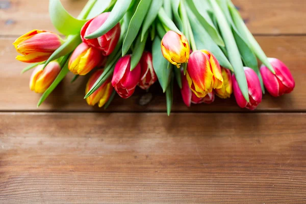 Close up de flores de tulipa na mesa de madeira — Fotografia de Stock