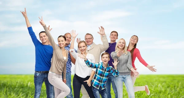 Gruppo di persone sorridenti che si divertono Immagine Stock