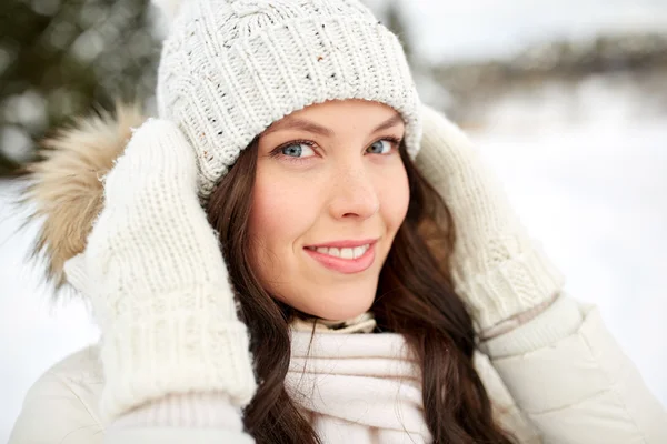 Glückliche Frau im Winter im Freien Stockfoto