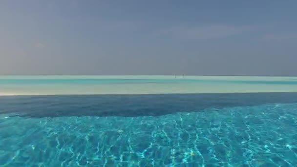 Piscina con acqua dolce sulla spiaggia delle Maldive — Video Stock