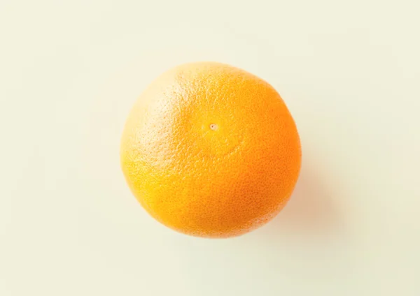 Зрізати грейпфрут над білим — стокове фото