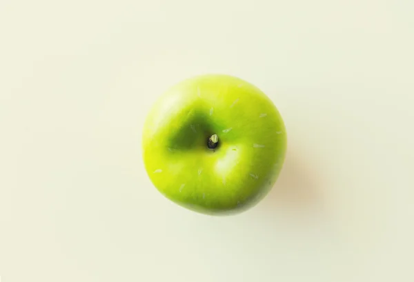 Beyaz üzerinde olgunlaşmış yeşil elma — Stok fotoğraf