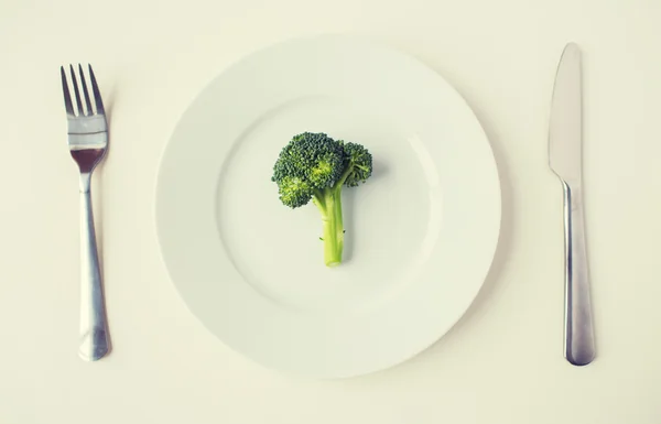 Close up van broccoli op plaat — Stockfoto