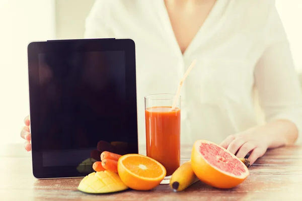 Close up de mãos de mulher com suco e frutas — Fotografia de Stock