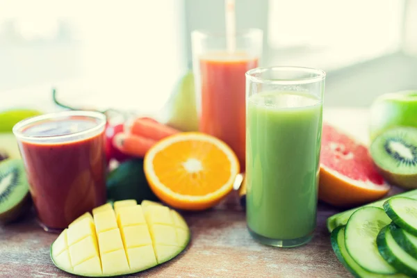 Primer plano de vaso de jugo fresco y frutas en la mesa — Foto de Stock