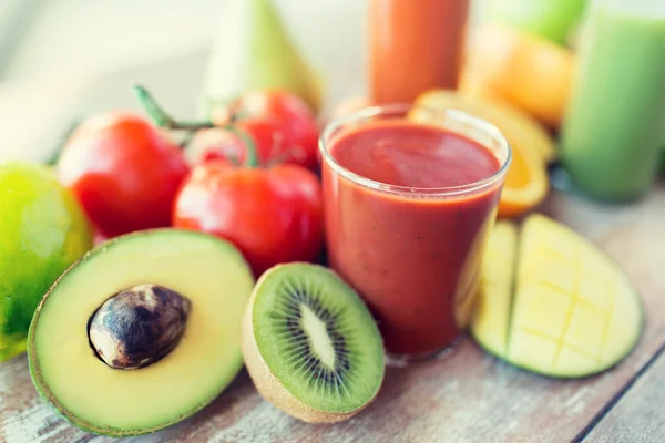 Primo piano di vetro di succo fresco e frutta su tavolo — Foto Stock