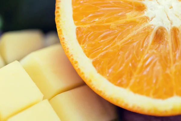 Close up de laranja suculenta fresca e fatias de manga — Fotografia de Stock