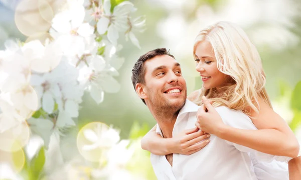 Casal feliz sobre flores de cerejeira fundo — Fotografia de Stock