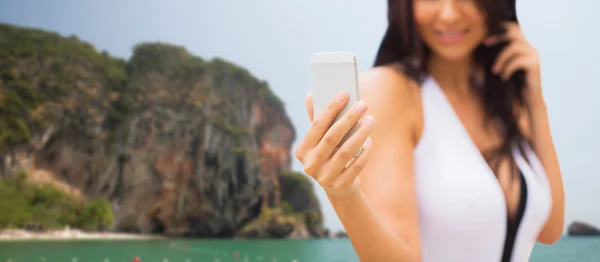 Junge Frau macht Selfie mit Smartphone am Strand — Stockfoto