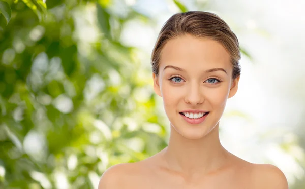 Lächeln junge Frau Gesicht und Schultern — Stockfoto