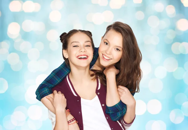 Счастливые улыбающиеся хорошенькие девочки-подростки обнимаются — стоковое фото