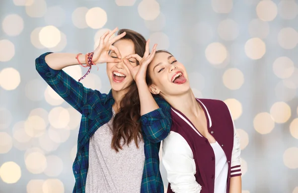Feliz sonriente bonita adolescente niñas tener divertido —  Fotos de Stock