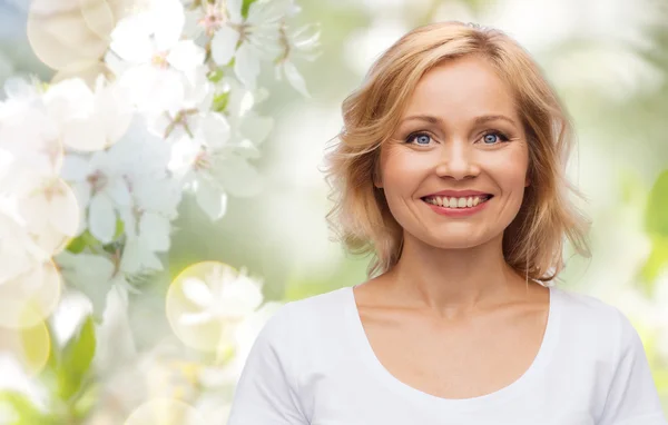Mulher sorridente em branco t-shirt branca — Fotografia de Stock