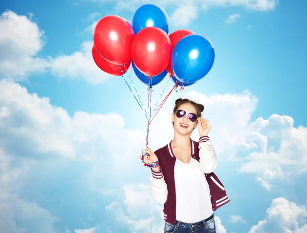 Glückliches Teenager-Mädchen mit Heliumballons — Stockfoto