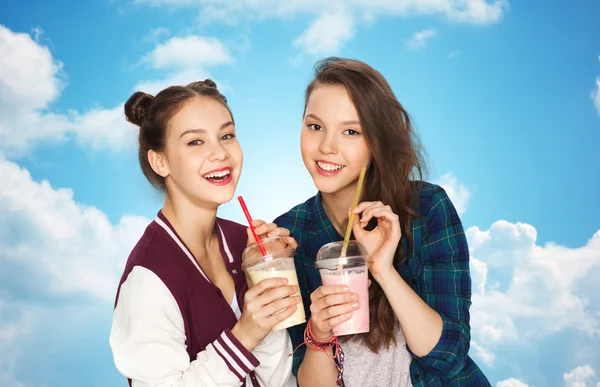 Feliz bonita adolescente meninas bebendo batidos de leite — Fotografia de Stock