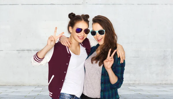 Chicas adolescentes sonrientes en gafas de sol mostrando paz —  Fotos de Stock