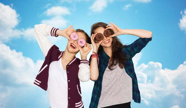 Happy pretty teenage girls with donuts having fun — Stock Photo, Image