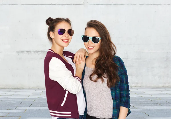 Gelukkig lachend vrij tienermeisjes in zonnebril — Stockfoto