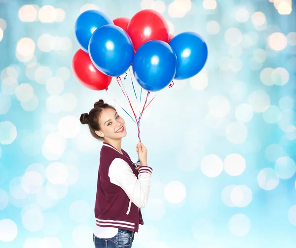 Helyum balonlar ile mutlu genç kız — Stok fotoğraf