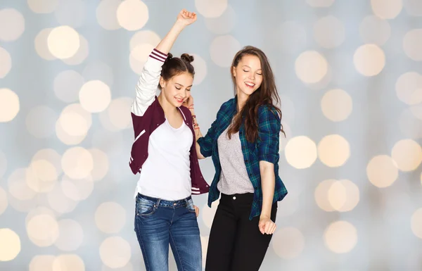 Feliz sorrindo meninas adolescentes bonitas dançando — Fotografia de Stock